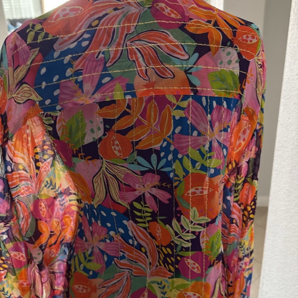 Colorful Floral Women's Blouse
Small little call out as showing in the photos - Picture 6 of 9